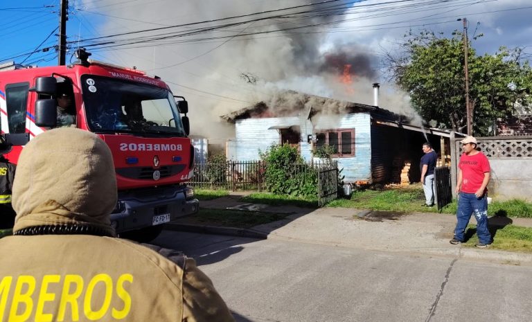 Incendio destruyó vivienda en Río Bueno y dejó cinco personas damnificadas