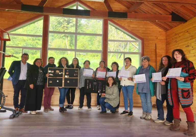 Mujeres de Hueinahue, Curriñe y Maihue Culminan Taller de Orfebrería Mapuche con Éxito