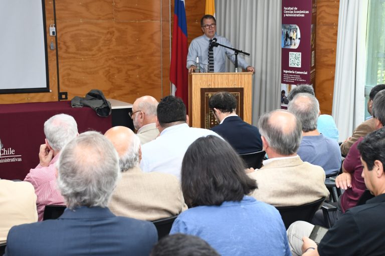 Economista Sebastián Edwards expuso en seminario de la UACh