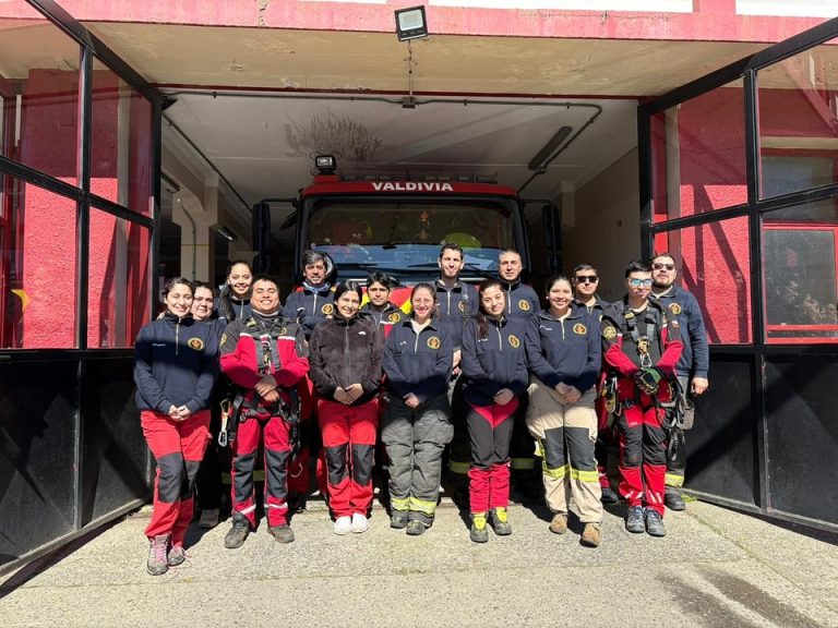 Bomberos de Valdivia invita a jornada navideña con demostración del grupo GRIMP en la Plaza de la República