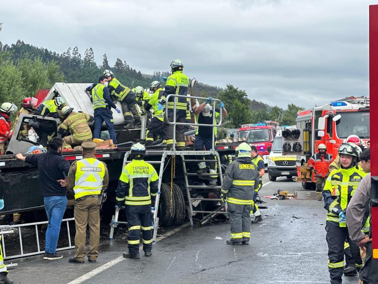 Choque frontal entre dos camiones en Ruta 5 Sur dejó a tres personas atrapadas en Paillaco