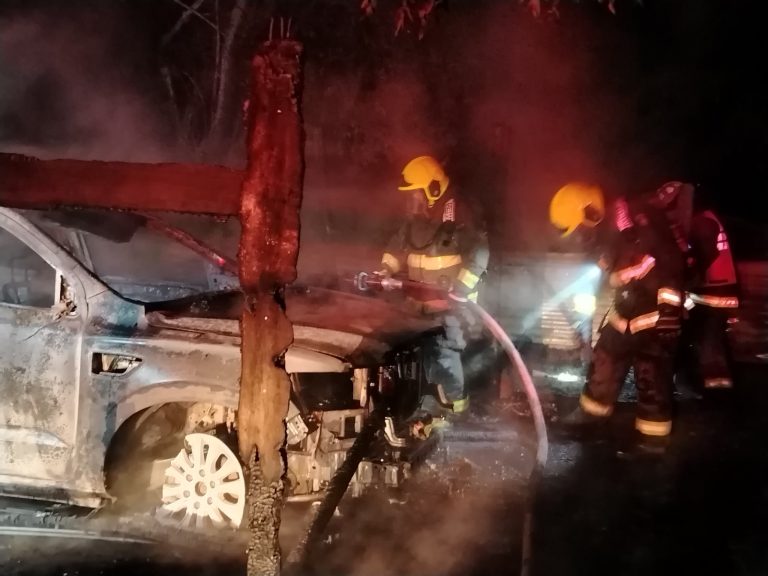 Voraz incendio destruyó una vivienda y un vehículo en Pisu Pisué