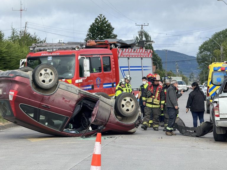 Volcamiento de vehículo menor deja una persona lesionada en Paillaco