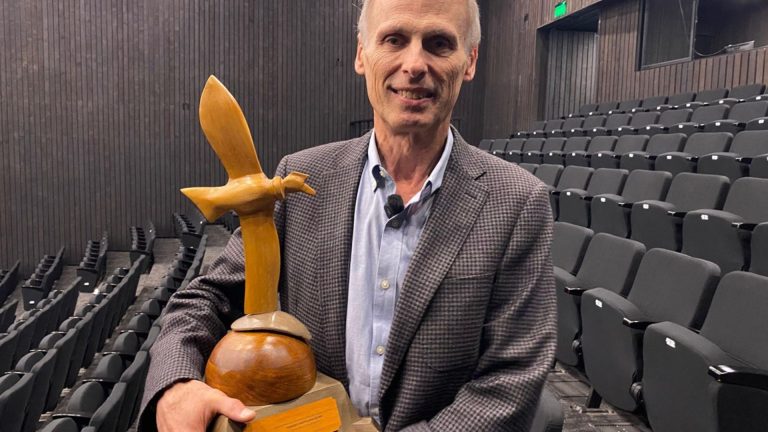 Investigador de la UACh Fernando Droppelmann recibe Premio Corma por su trabajo en genética forestal