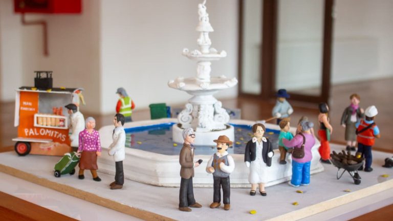 Jóvenes unioninos crean diorama inspirado en la Plaza de la Concordia tras taller de modelado