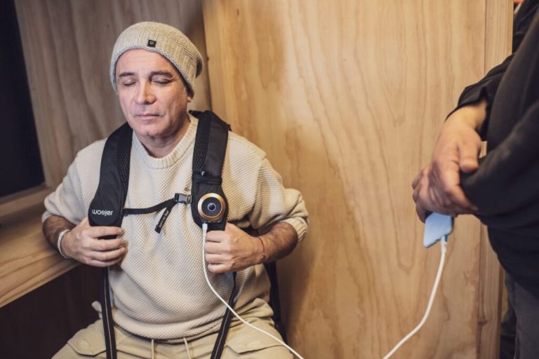 Panguipulli : Con chalecos vibratorios para sentir la música, ascensores y maquetas táctiles derriban barreras de la discapacidad en el arte y la cultura en Los Ríos