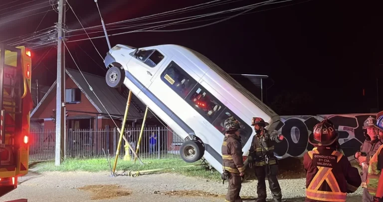 Furgón escolar queda colgando de poste tras impactante accidente en Valdivia