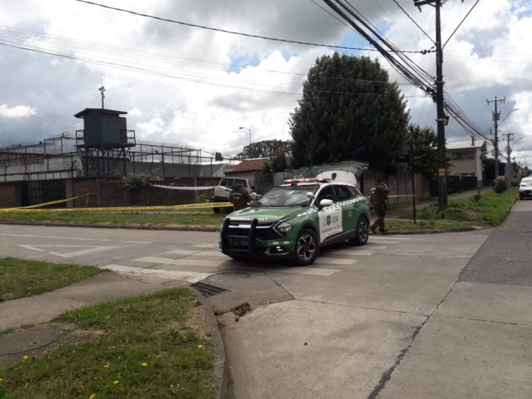 Un fallecido y un lesionado tras choque de camioneta contra muro de vivienda en Río Bueno