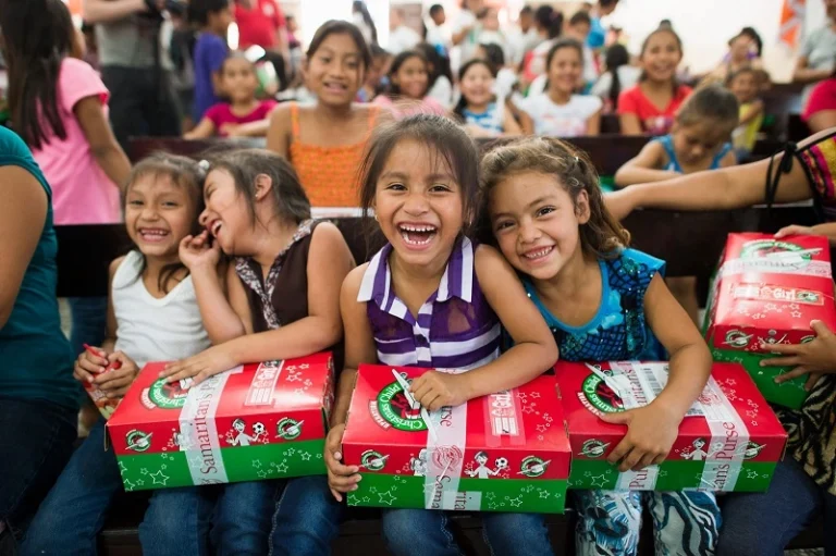 Operación Niño de Navidad busca llevar 12 millones de regalos a niños vulnerables