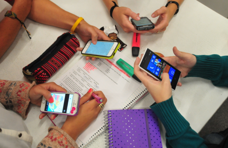 Ley prohibirá uso de celulares también a profesores en establecimientos educacionales desde 2026