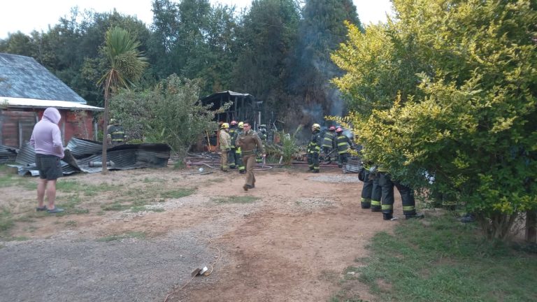 Voraz incendio arrasa con vivienda y deja seis personas damnificadas en Valdivia