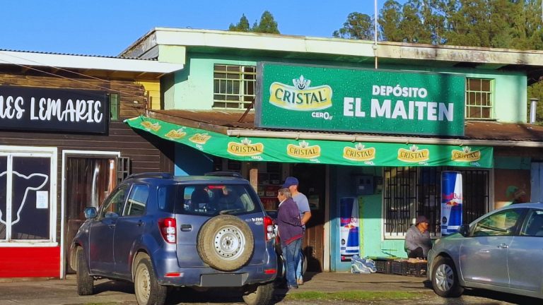 Denuncian falta de control policial y municipal en conflictiva botillería de población El Maitén en La Unión