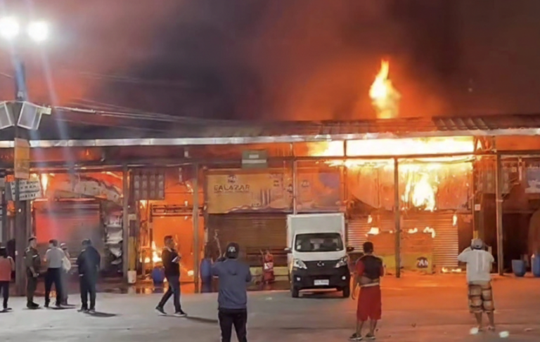 incendio destruyó 70 locales durante la madrugada