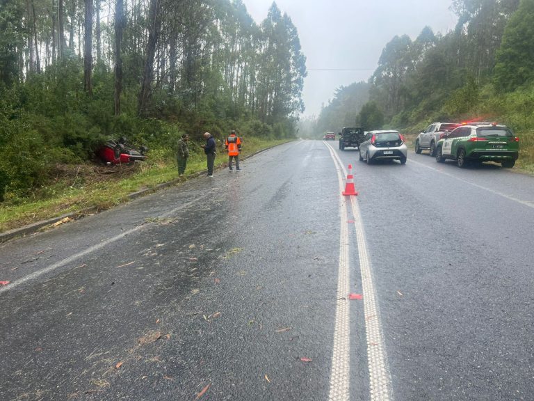 Volcamiento en ruta que conecta Paillaco con Valdivia deja dos lesionados