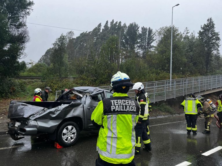 Camioneta choca con barrera y vuelca en sector El Trébol